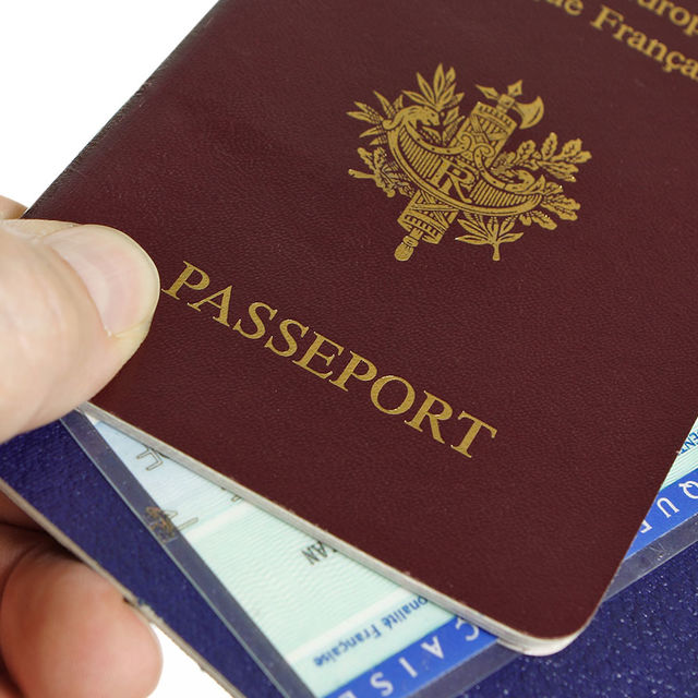 Passeport et carte d'identité nationale.