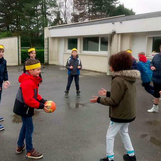 Ecole élémentaire - Jeux de ballons.