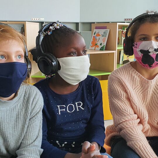 Groupe d'enfants en cercle avec des casques