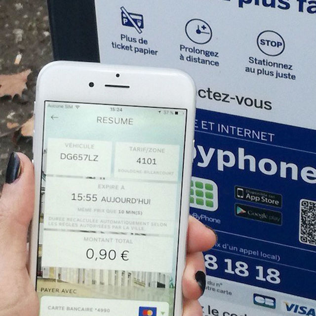 Payer votre place de parking via l'application PayByPhone.