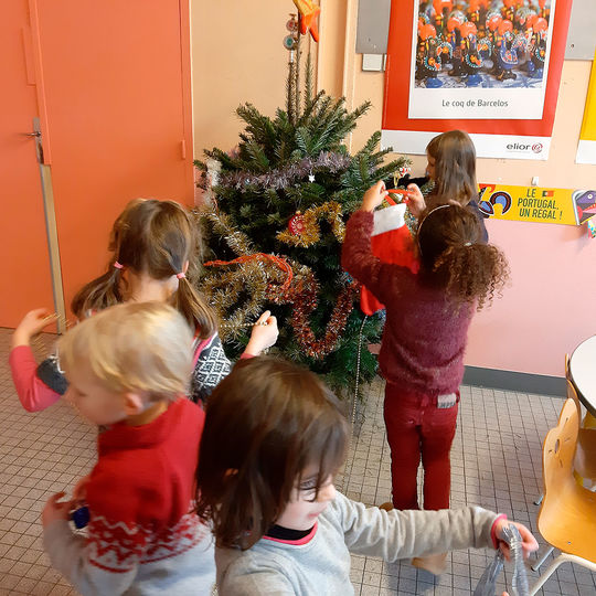 Maternelle - décoration du sapin.