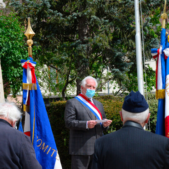 Michel Bournat, maire à la commémoration du 8 mai 1945