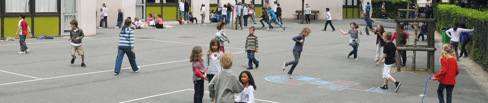 Cour de récréation de l'école des Neuveries.