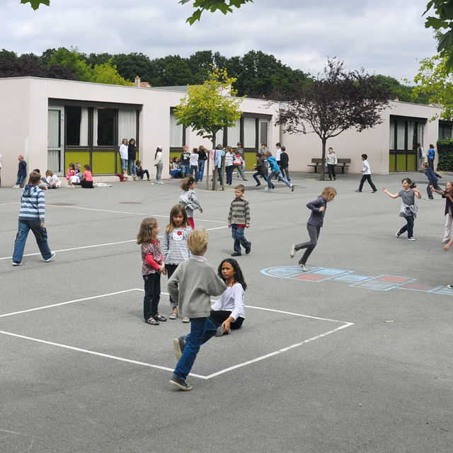 Cour de récréation de l'école des Neuveries.