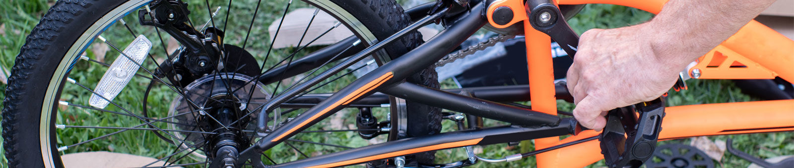 Personne qui règle un vélo
