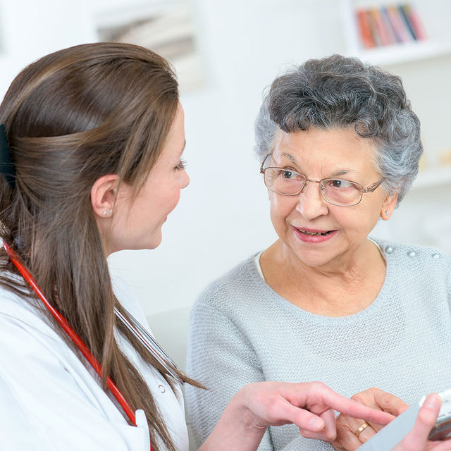 Senior chez elle avec une aide à domicile.