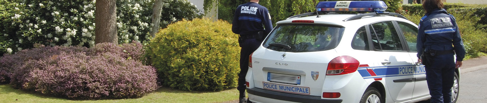 Patrouille de la Police municipale devant une maison.