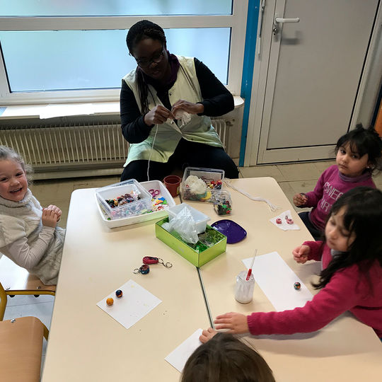 Ecole maternelle - Création de perles.