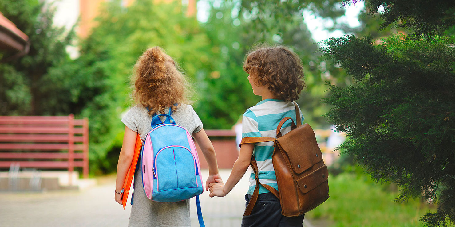 Enfants allant à l'école.