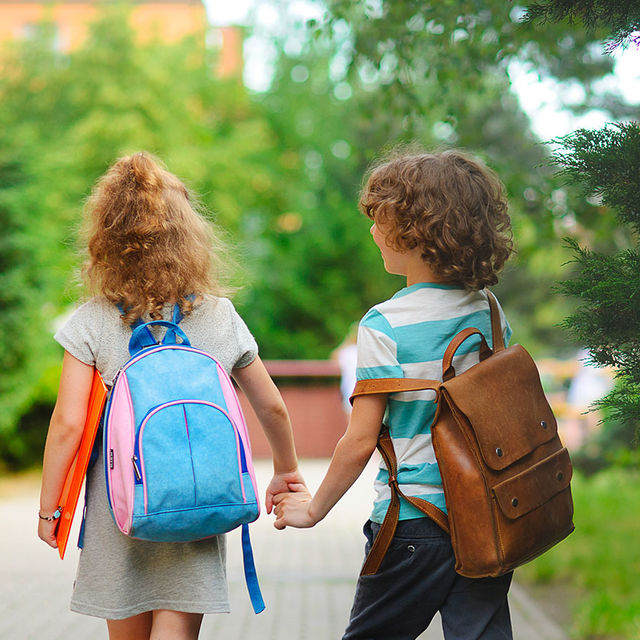 Enfants allant à l'école.