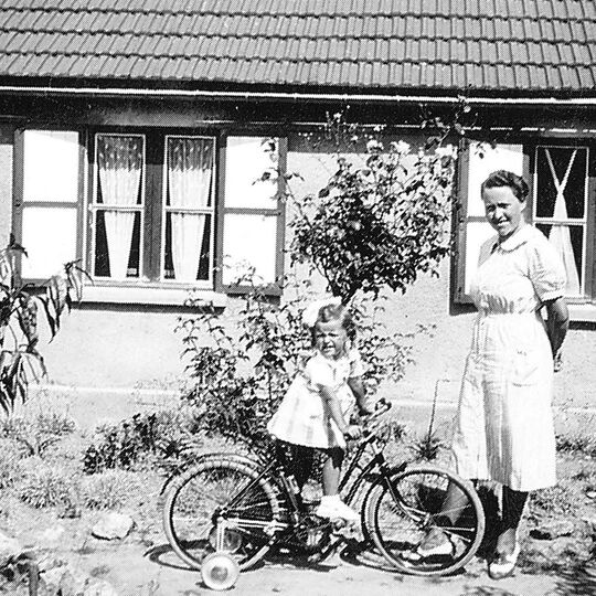 Famille devant Maison Dauphin, quartier de Belleville, 1938