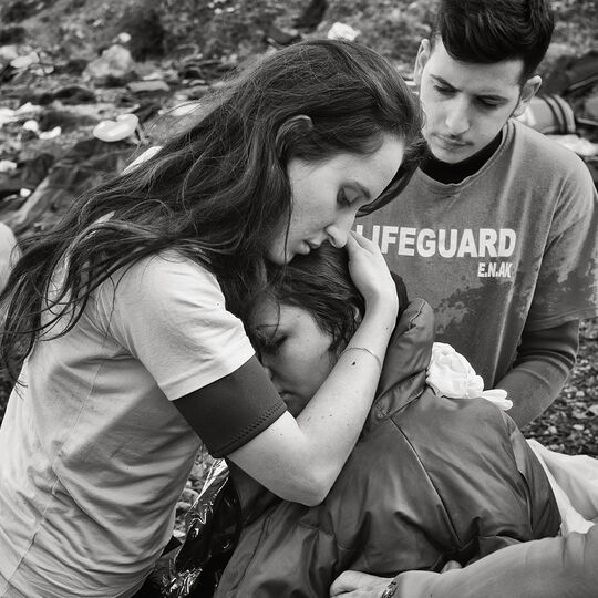 Photographie de Marie Dorigny à Lesbos en Grèce. Une femme Kurde, enceinte, en état de choc est réconfortée par une jeune secouriste. 