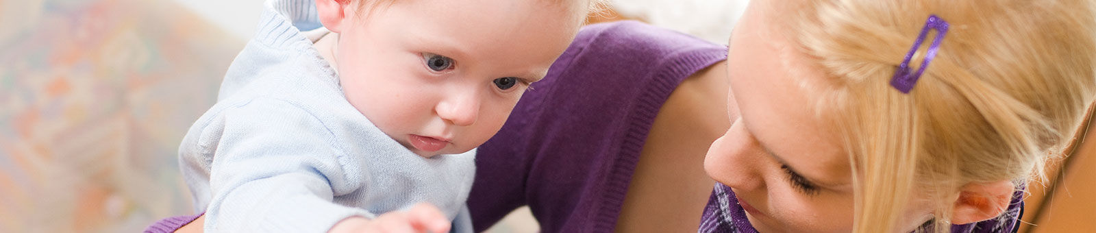 Assistante maternelle avec un nourrisson.