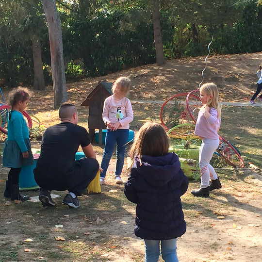 Maternelle - jeux dans la cour.