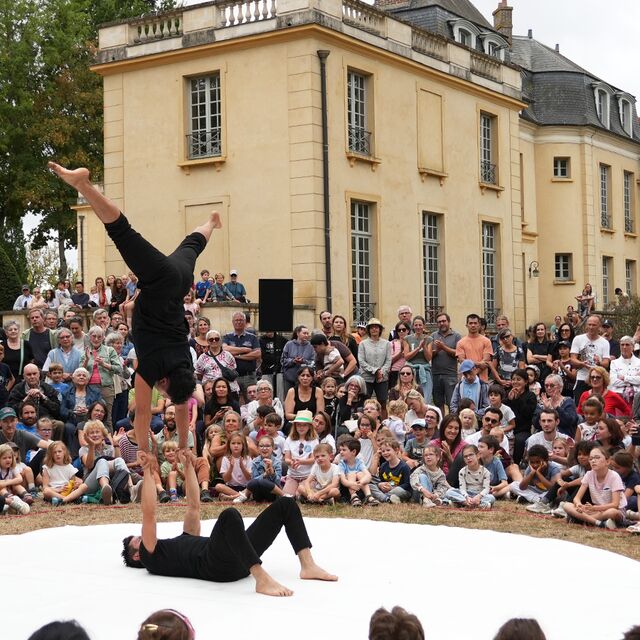 Spectacle de rue dans le parc de la mairie (vallée).
