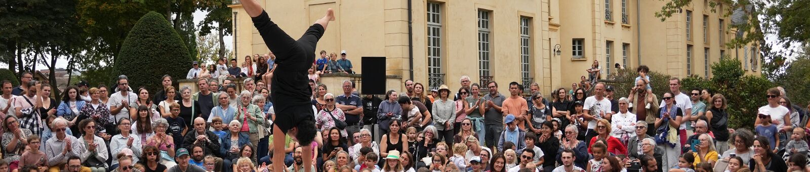 Spectacle de rue dans le parc de la mairie (vallée).