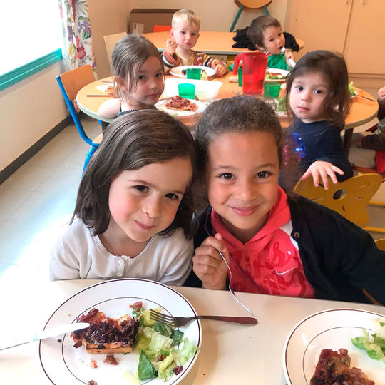 Maternelle : un repas du midi en maternelle.