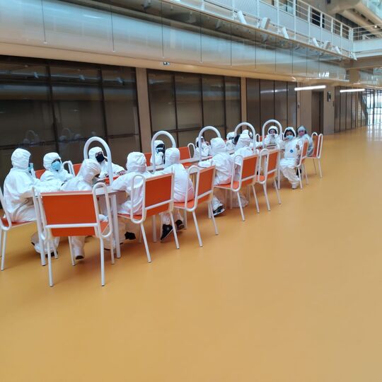 Enfants dans le hall de l'ENS Paris-Saclay