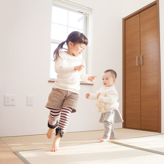 Deux jeunes enfants dans leur maison.