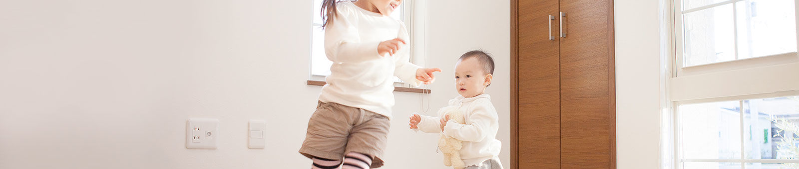 Deux jeunes enfants dans leur maison.