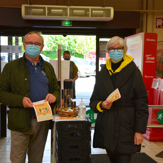 Collecte de produits par le Lions Club, SoNo et les élus pour les étudiants à Carrefour