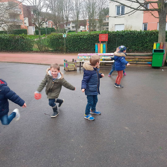 Ecole maternelle - Jeux de relais.