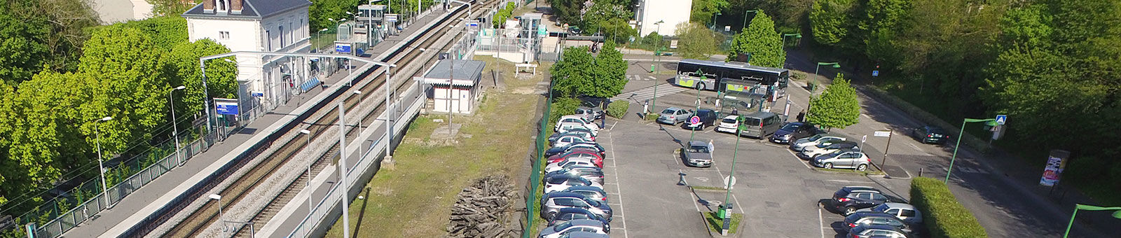 Parking de la gare du RER B de Gif-sur-Yvette.