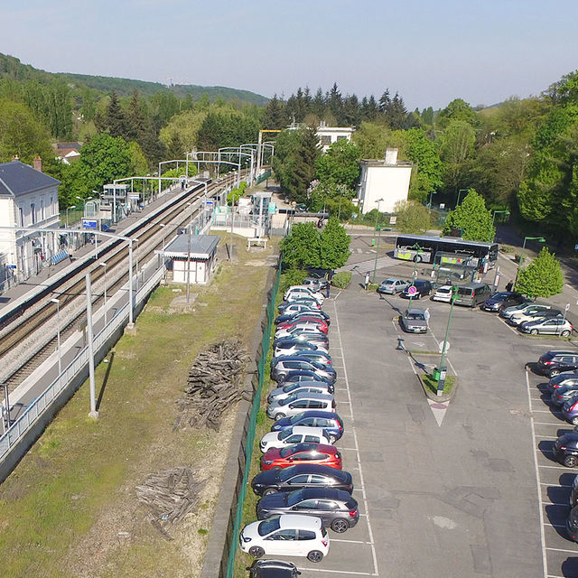 Parking de la gare du RER B de Gif-sur-Yvette.