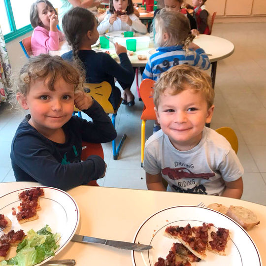 Maternelle : un repas du midi en maternelle.