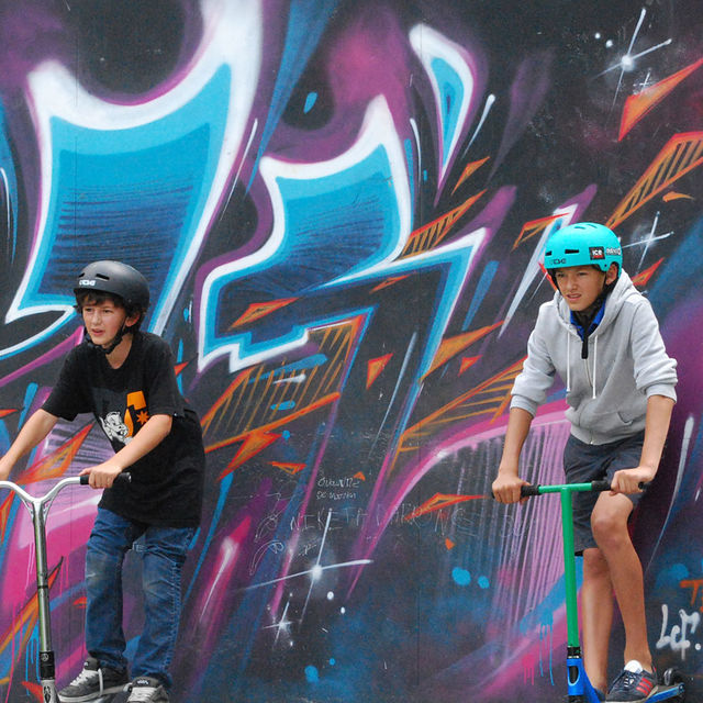 Deux adolescents sur le skate park de Chevry.