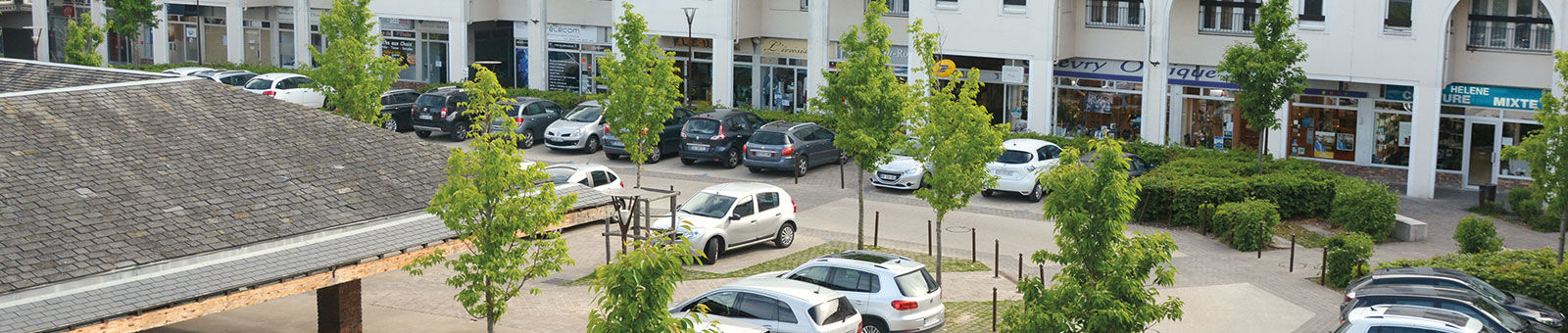 Commerces place du marché Neuf (Chevry).