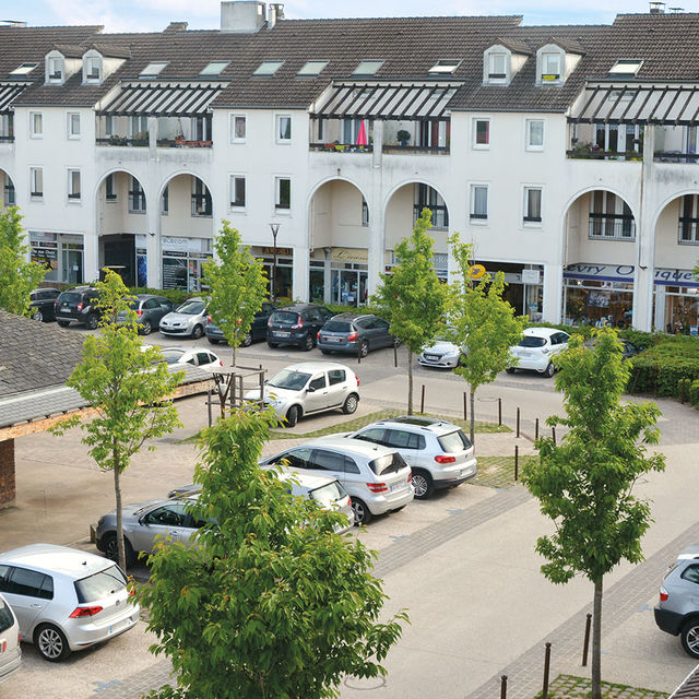 Commerces place du marché Neuf (Chevry).