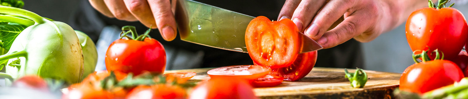 Restaurateur qui coupe des tomates