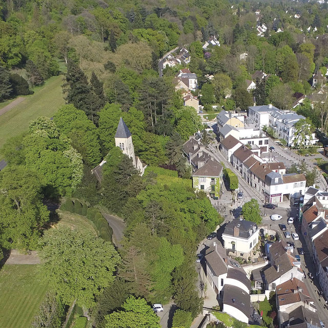 Vue aérienne du centre-ville de Gif (vallée).