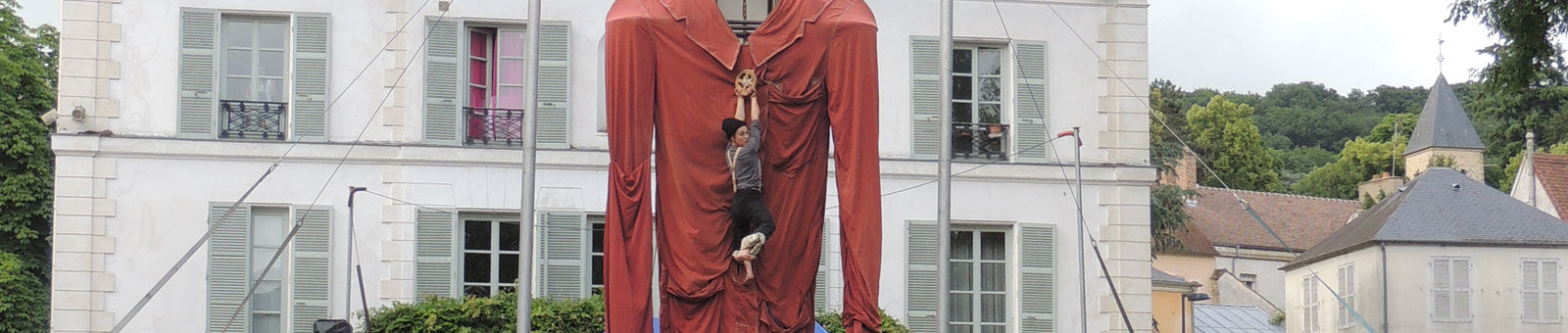 Spectacle de rue dans le parc de la mairie (vallée).