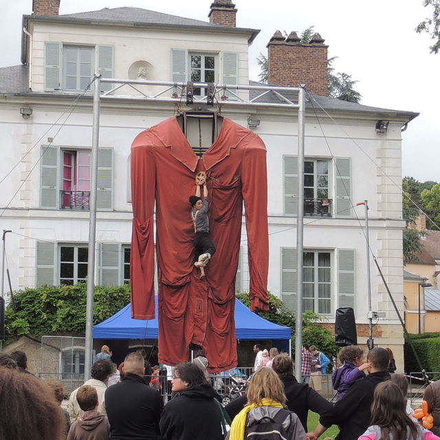 Spectacle de rue dans le parc de la mairie (vallée).