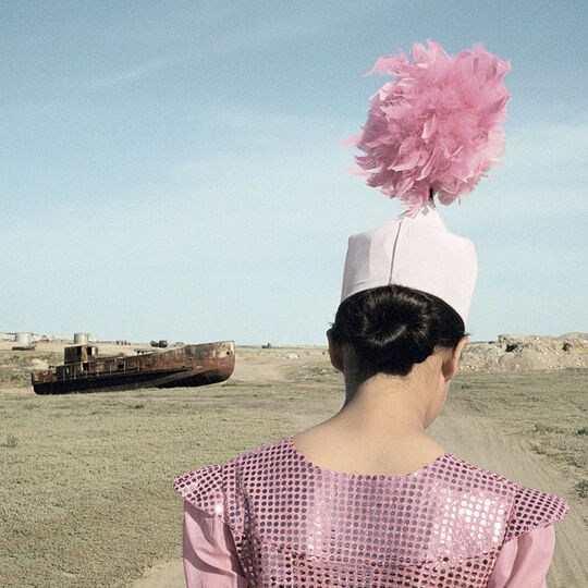 Photographie de Claudine Doruy - Série " Loulan Beauty" - L’ancien port d’Aralsk, Kazakhstan 2003