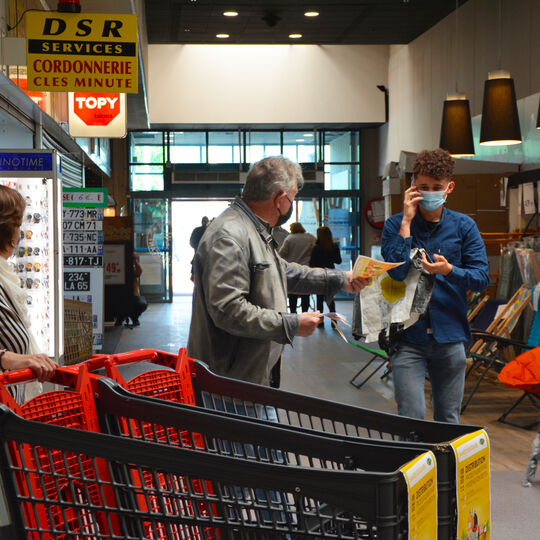 Collecte de produits par le Lions Club, SoNo et les élus pour les étudiants au centre commercial du Val de Courcelle