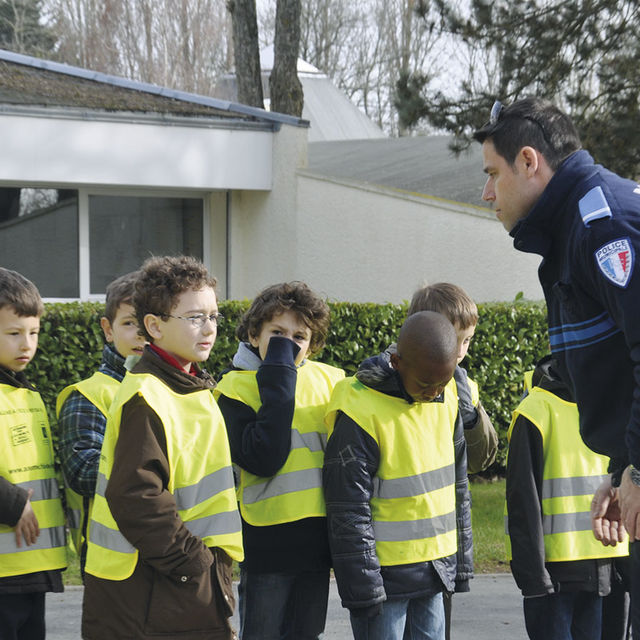 Ecoliers avec un agent de la Police municipale.