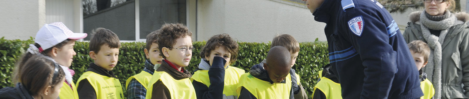 Ecoliers avec un agent de la Police municipale.