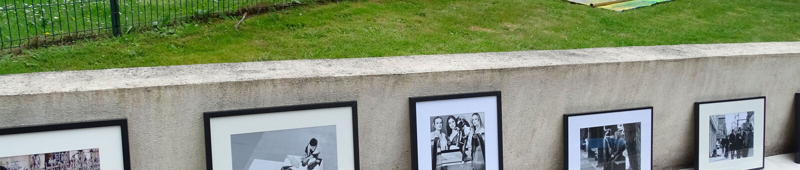 Œuvres posées dehors dans un parc