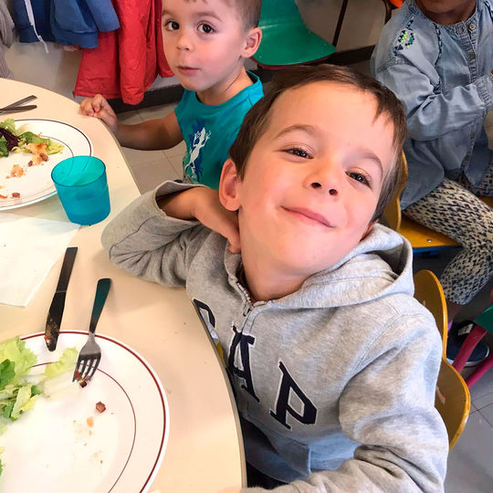 Maternelle : un repas du midi en maternelle.