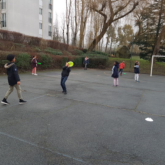 Ecole élémentaire - Jeux de frisbee.