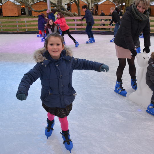 Petite fille qui fait du patin à glace au Marché de Noël 2019