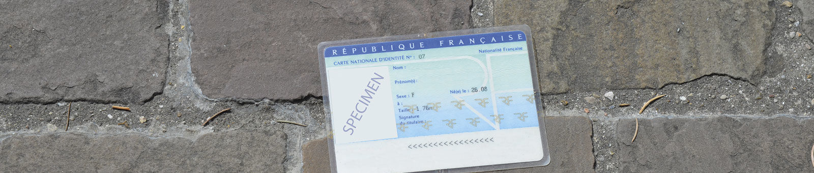 Carte d'identité perdue dans la rue.