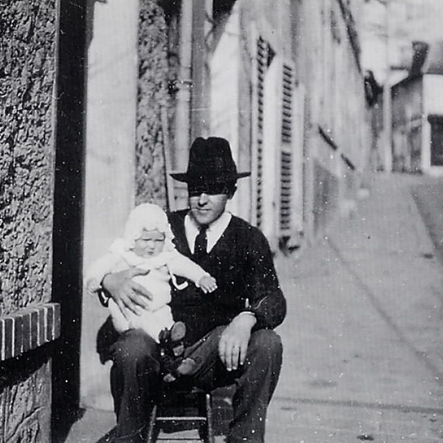 Henri Amodru et sa fille à Gif dans la Grande Rue (Rue Amodru) en 1932 