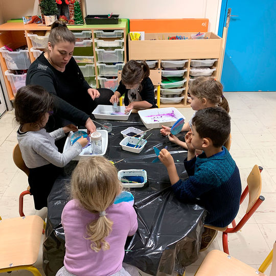 Maternelle - création de boules de Noël.