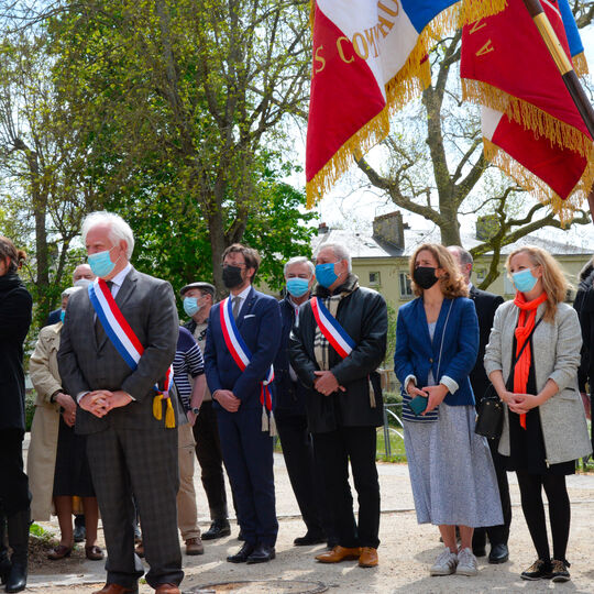 Le maire Michel Bournat et les élus, Philippe Garsuault, Yann Cauchetier, Pierre-Yves Zigna, Michel Barret et Emilie Soulez à la commémoration du 8 mai 1945