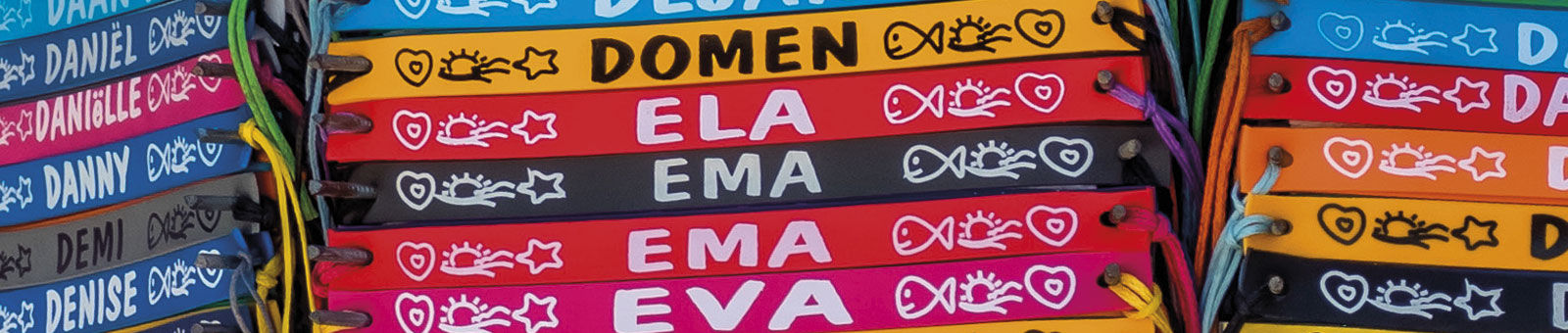 Prénoms sur bracelets.