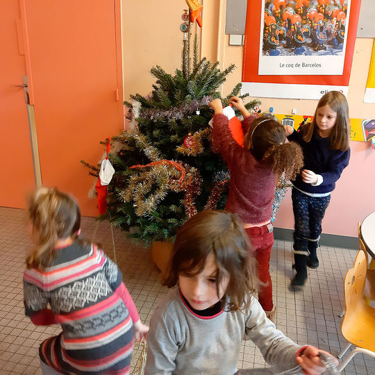 Maternelle - décoration du sapin.